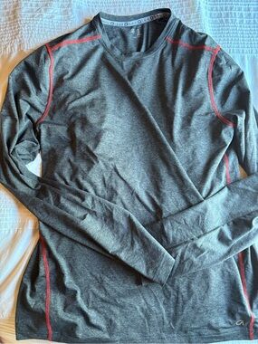 GAP Heather Gray Performance Tee with White Logo Trim